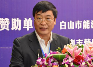 认真研究落实国家产业政策，作好企业政策调整，促进发展