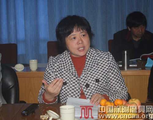 涂附磨具分会理事长胡爱丽做重要讲话