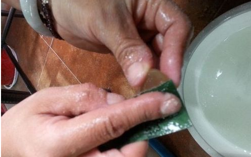 手工打磨蜜蜡原石的过程