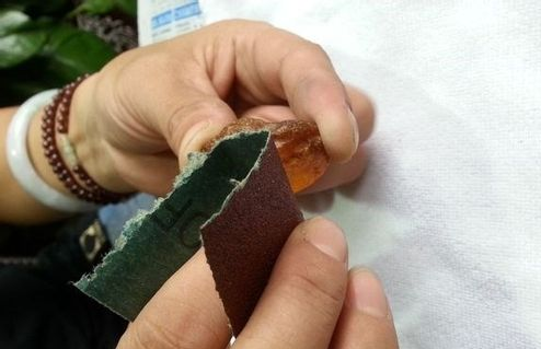 手工打磨蜜蜡原石的过程
