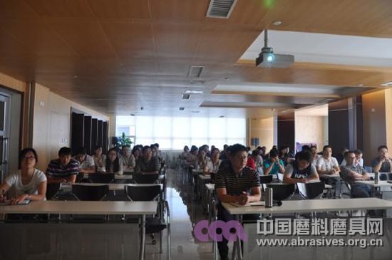 中机合作举办当前宏观经济政策报告会