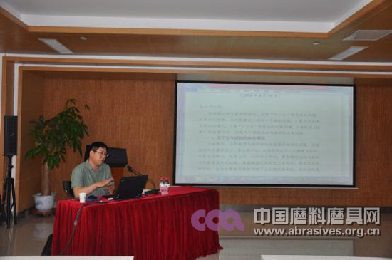 中机合作举办当前宏观经济政策报告会