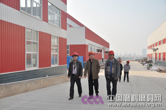 中国机床工具工业协会磨料磨具分会秘书长陈鹏、河南工业大学材料学院副院长栗正新一行到淄博调研鲁信高新和淄博金龙等企业