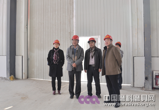 中国机床工具工业协会磨料磨具分会秘书长陈鹏、河南工业大学材料学院副院长栗正新一行到淄博调研鲁信高新和淄博金龙等企业