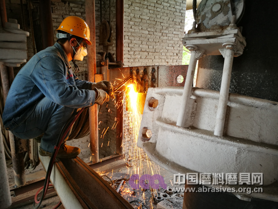 明珠电冶利用外界停电时间对设备进行检修