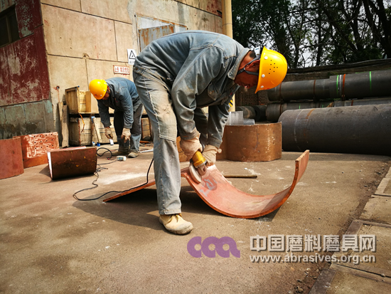明珠电冶利用外界停电时间对设备进行检修