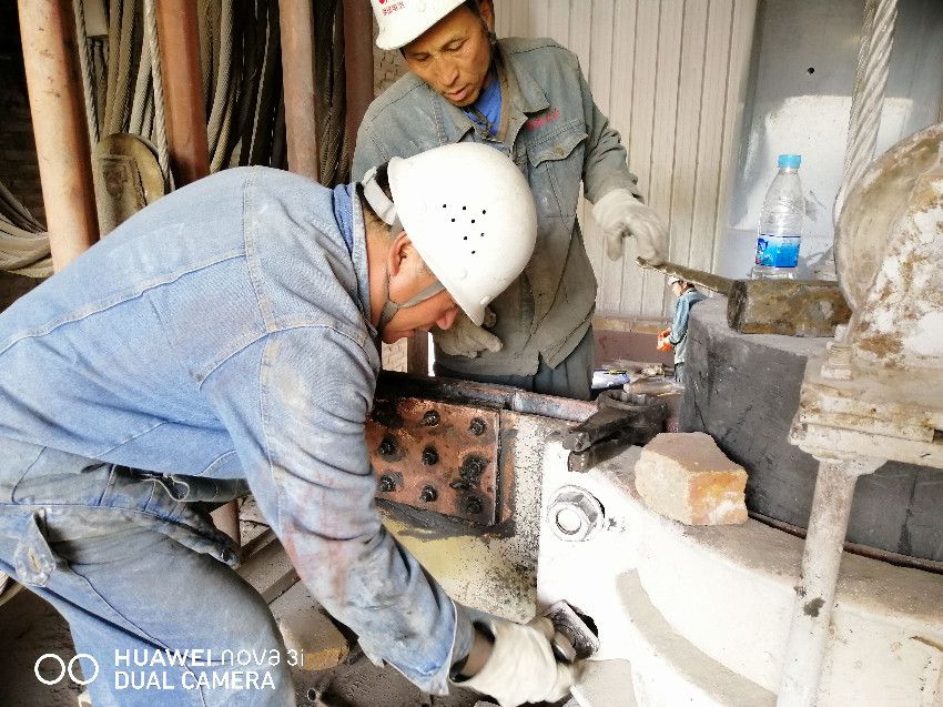 明珠电冶公司利用外界停电时间对设备进行内部检修