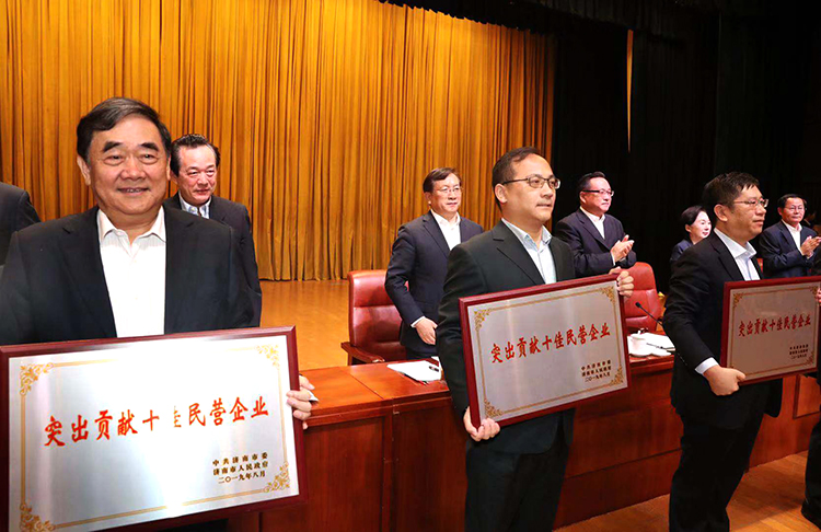 圣泉集团荣获济南市“突出贡献十佳民营企业”称号