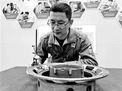手工研磨精度1微米！空军某航修厂高级技师姜振龙在蝉翼上“绣花”