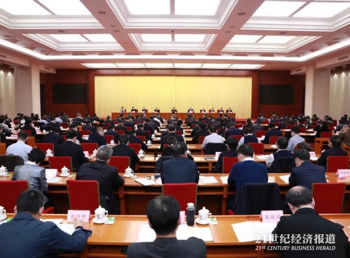 八大任务解读！工信部：明年压缩粗钢产量 提高新能源汽车产业集中度