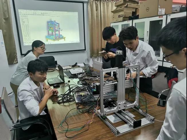常州工业学院学生发明铸件打磨机，被企业相中