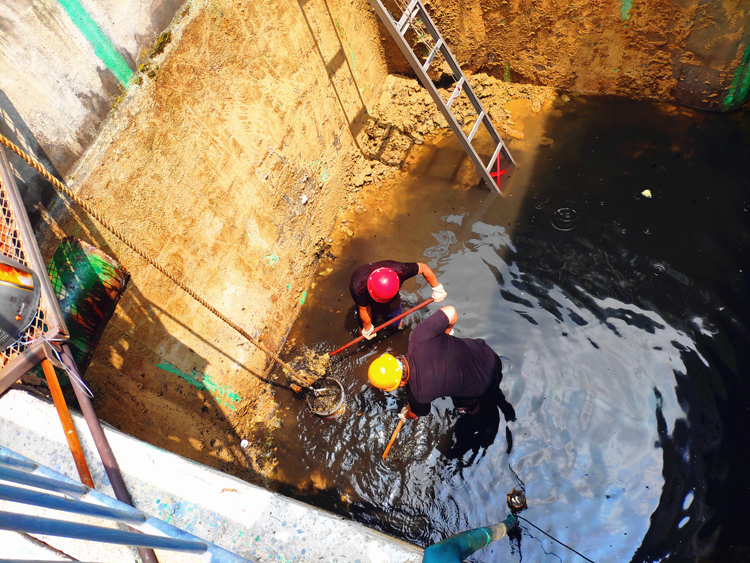 明珠电冶公司完成白刚玉冷却水蓄水池清淤工作