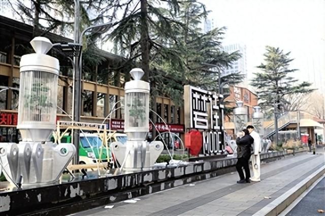 郑州中原区“一路四街”城市更新 打造时尚消费特色街区