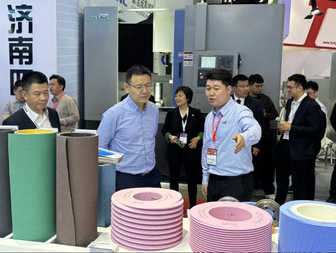 集团领导莅临CIMT2025白鸽公司展位调研指导为公司高质量发展指明方向——高度肯定发展成果 擘画磨料磨具创新蓝图